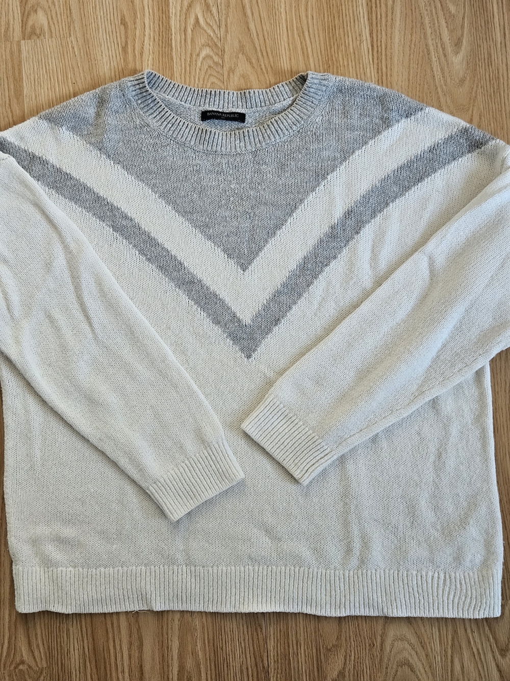 Banana Republic Chevron Crewneck Sweater in Gray and White, Size XL
